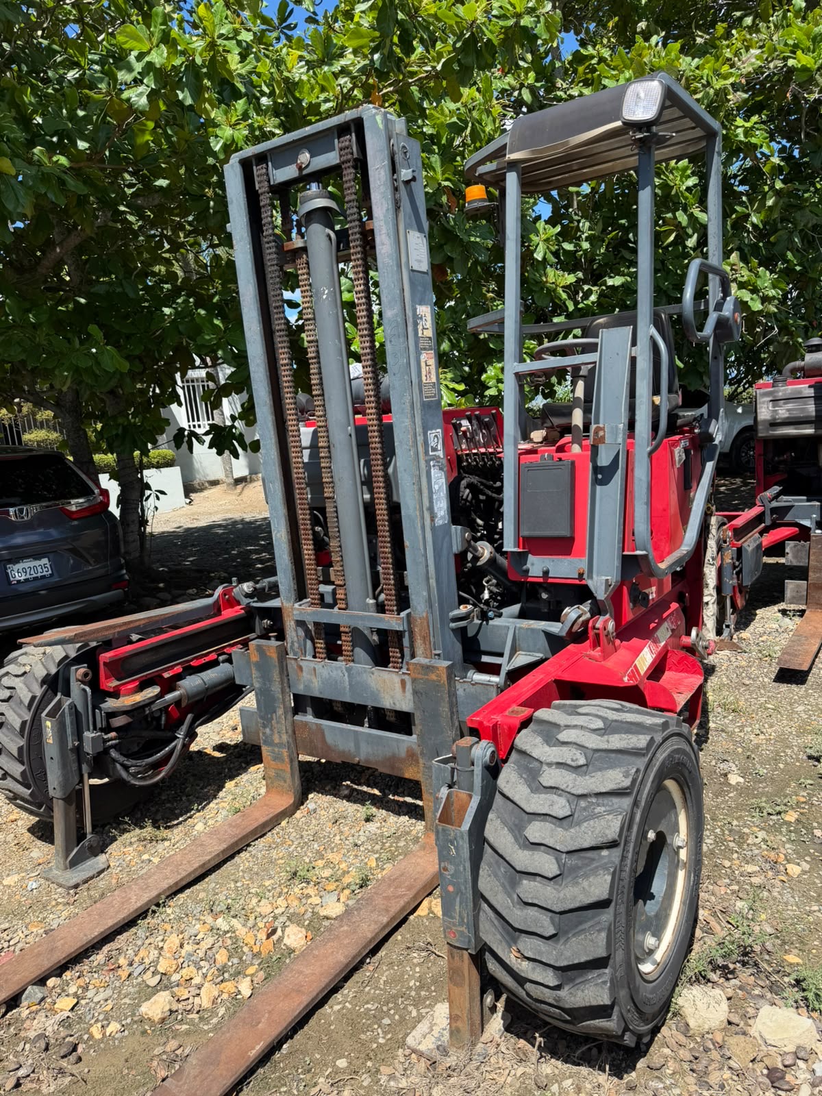 Autos - 3 monta cargas Moffett 5500 libras 

8
