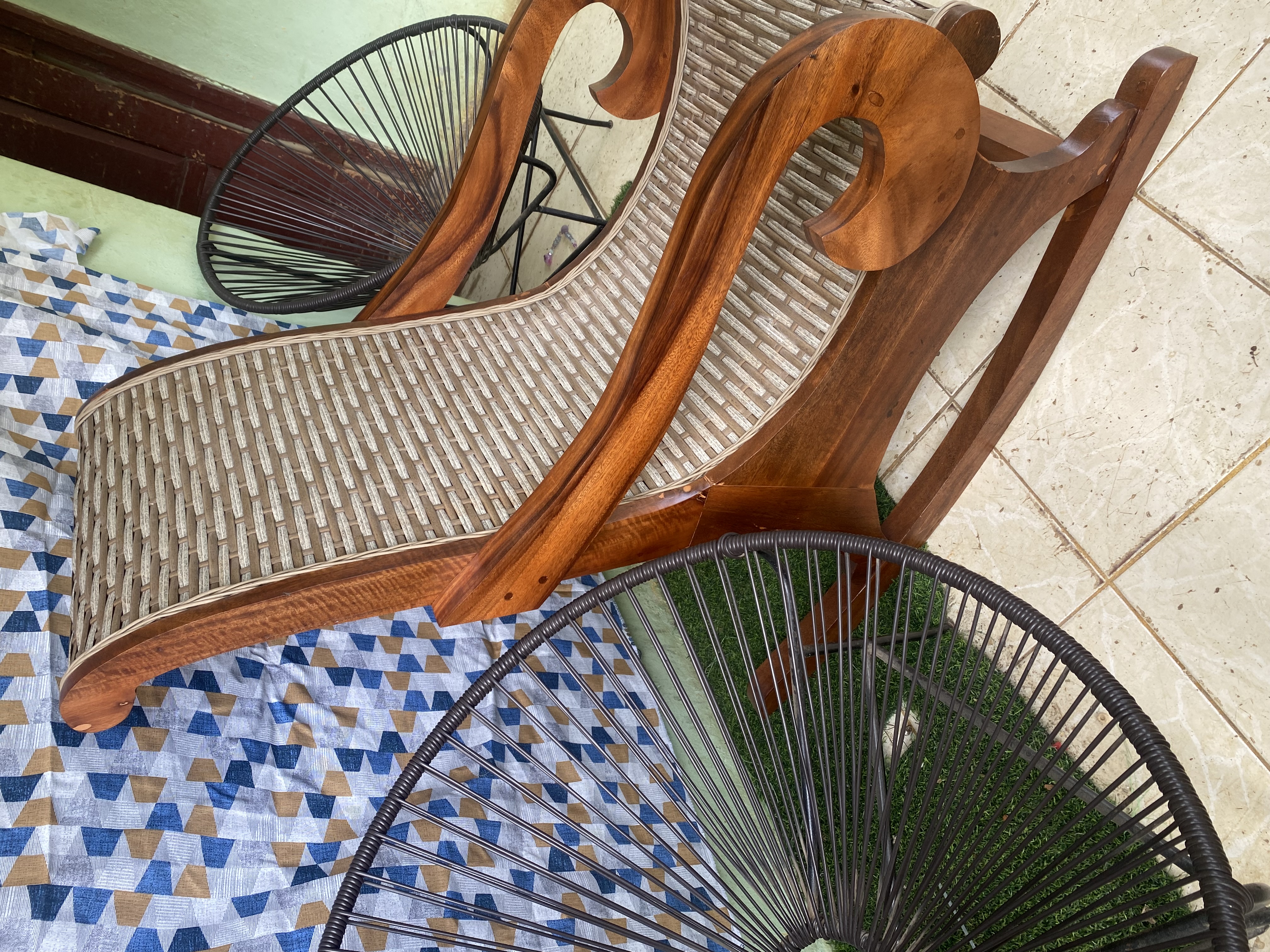 Muebles - Mecedora en Mimbre y caoba una sola unid