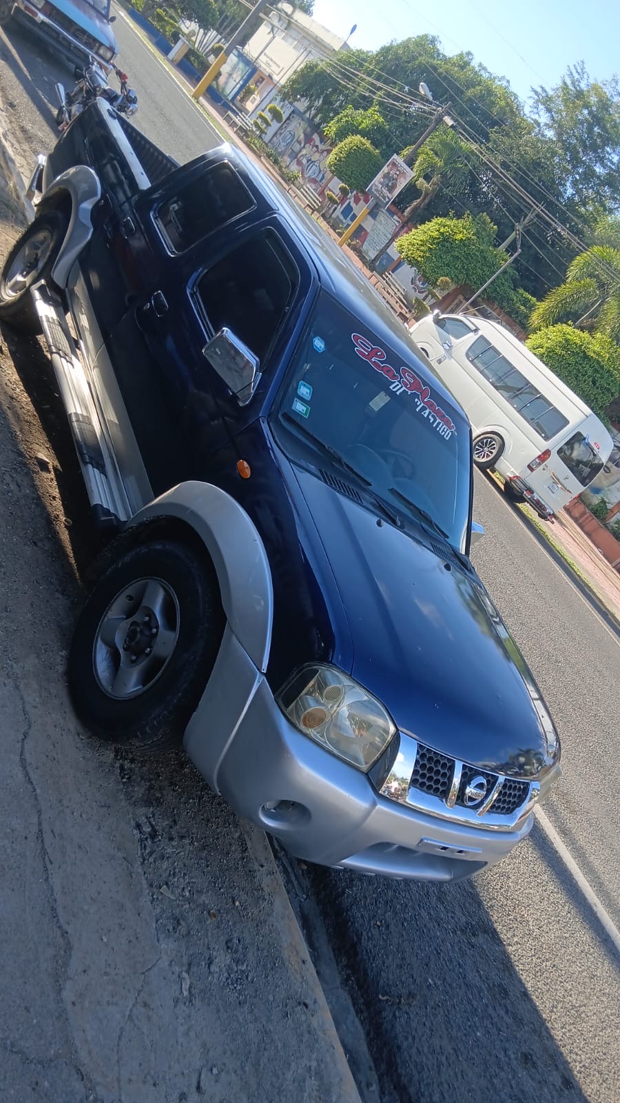 Autos - Nissan 2006 

750 negociable automatic