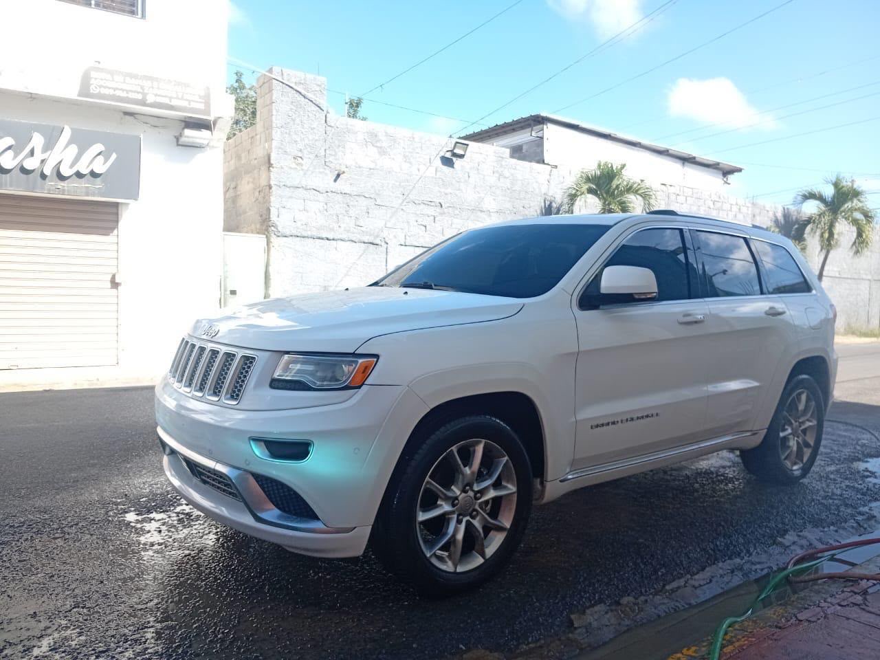 Autos - Jeep Grand Cherokee Summit 2016

Preci