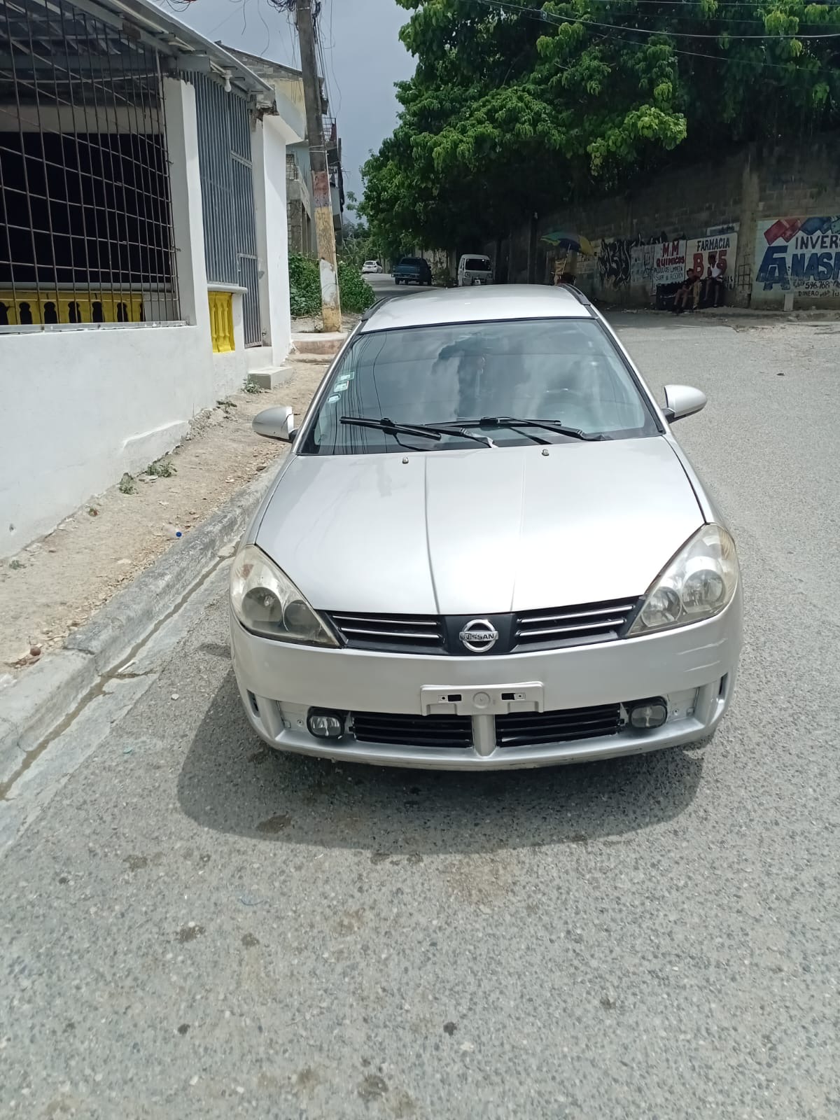 Autos - Sevende Nissan wingroad  2005

280,000