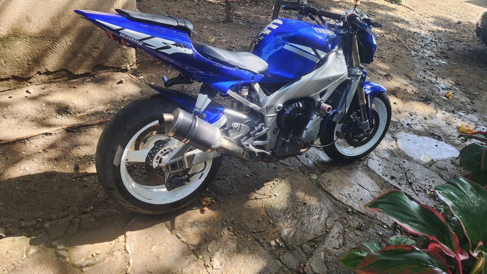Autos - Motor yamaja R 1  2000
...no. pp. 

P