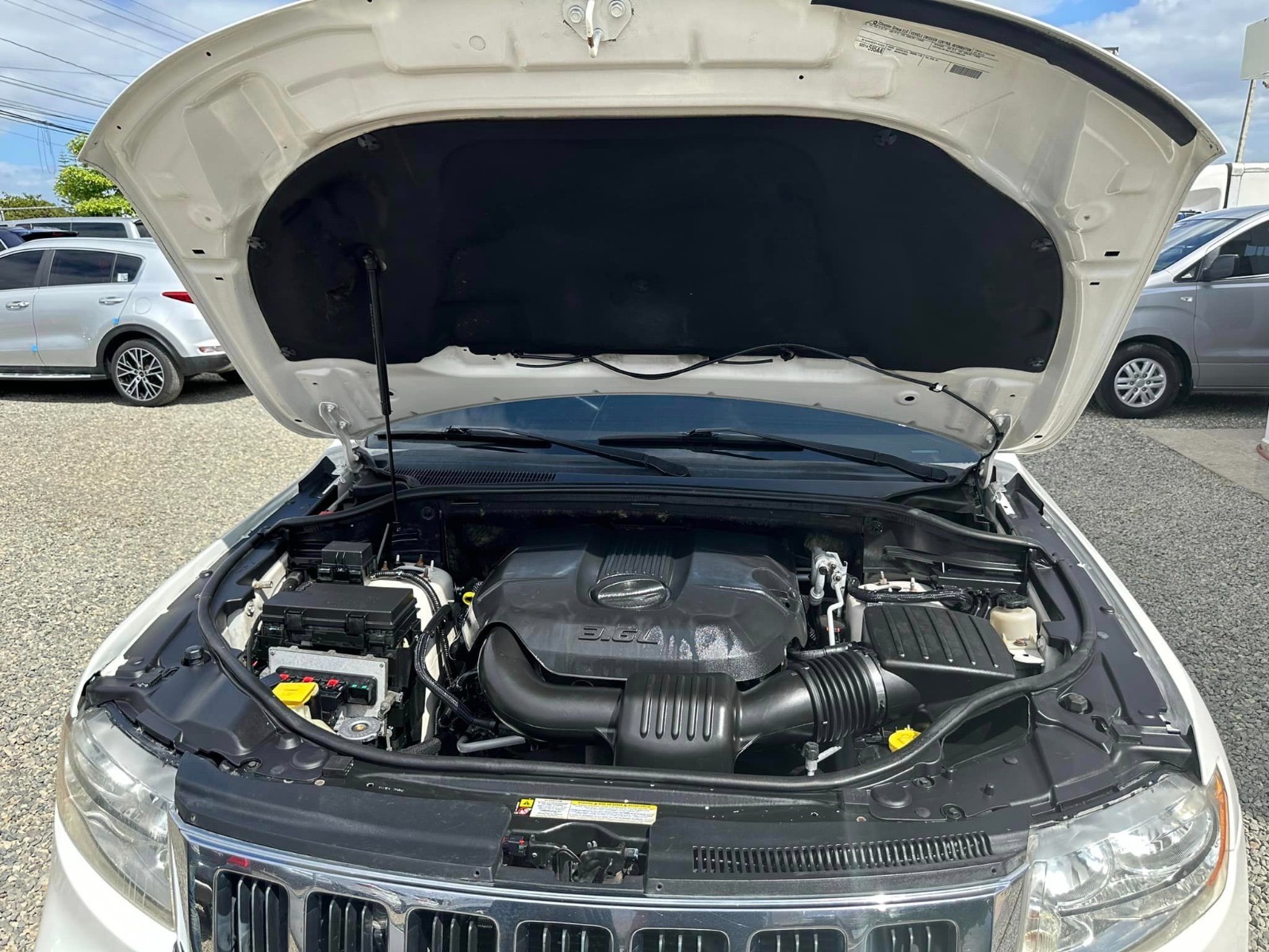 Autos - JEEP GRAND CHEROKEE 2011 LAREDO $650,000