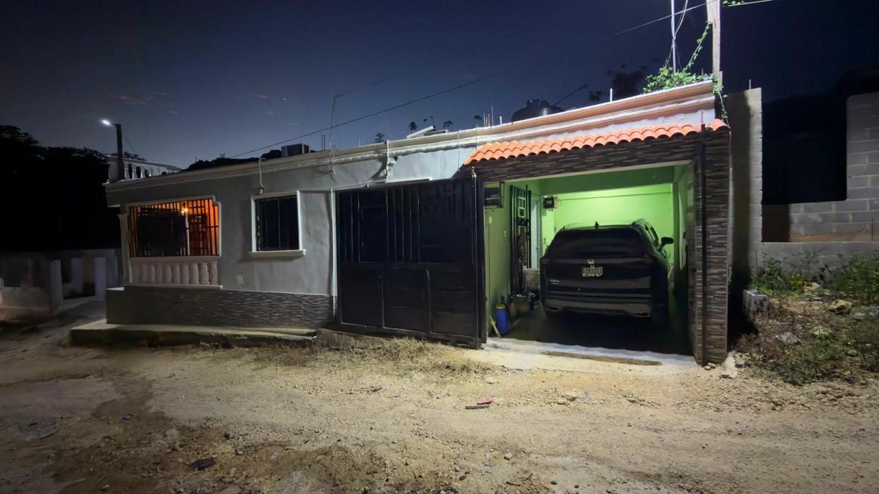 Casas - Vendo con título casa por motivo de viaj