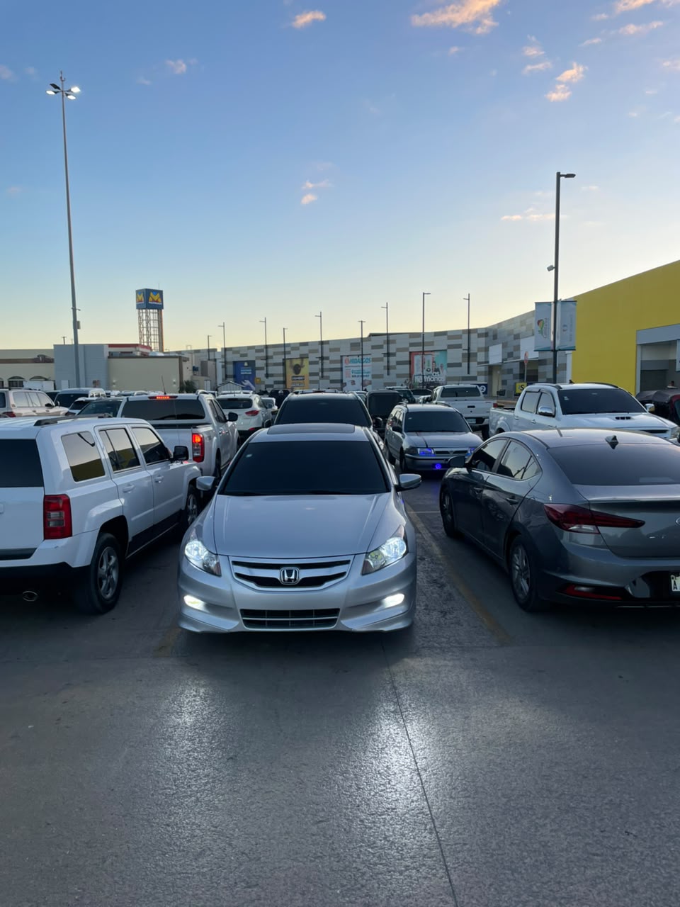 Autos - •Honda Accord el full V6

•Tiene 5 Aro
