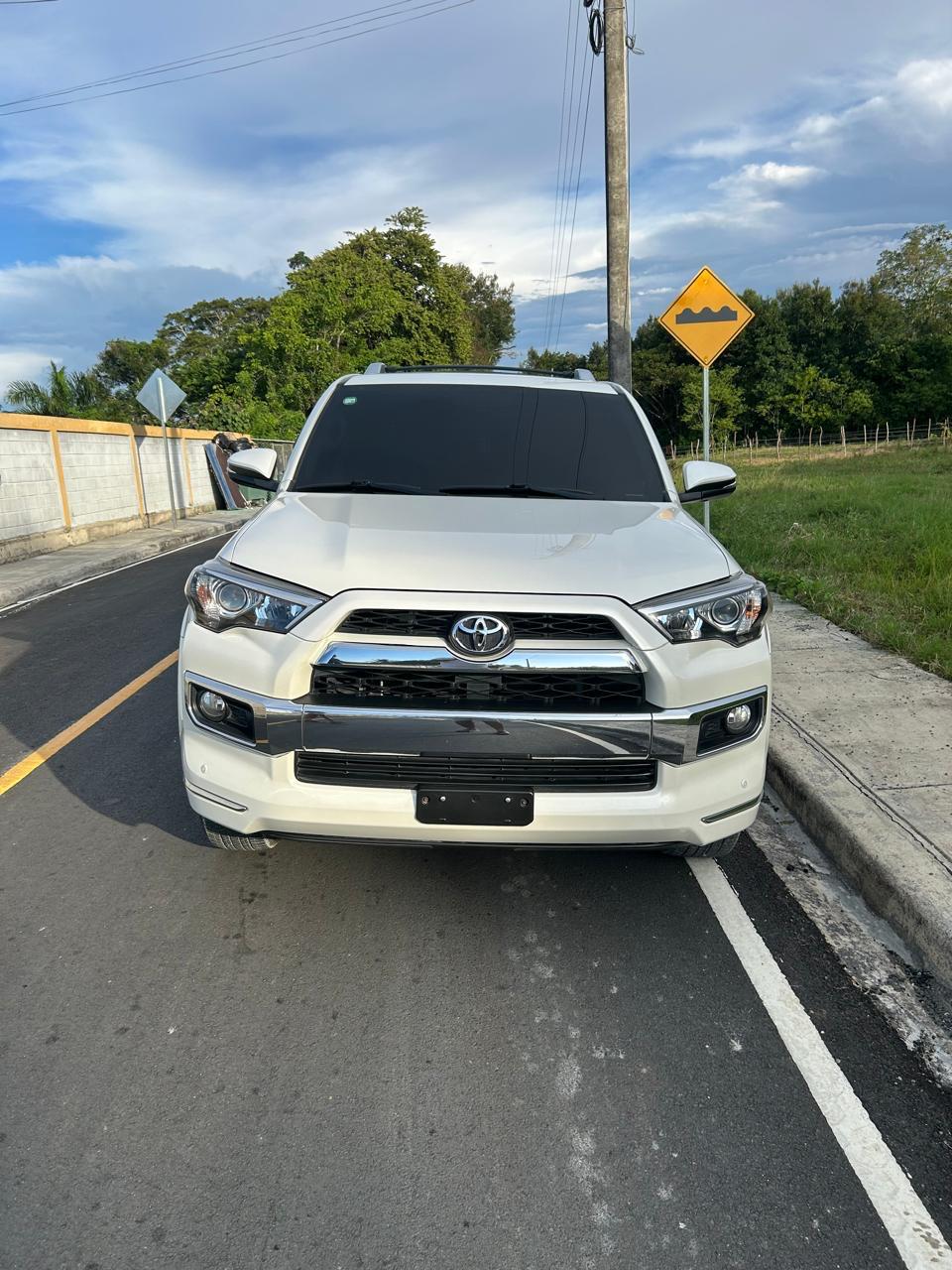 Autos - Toyota 4 runner 
42 ,000 negociable 
6