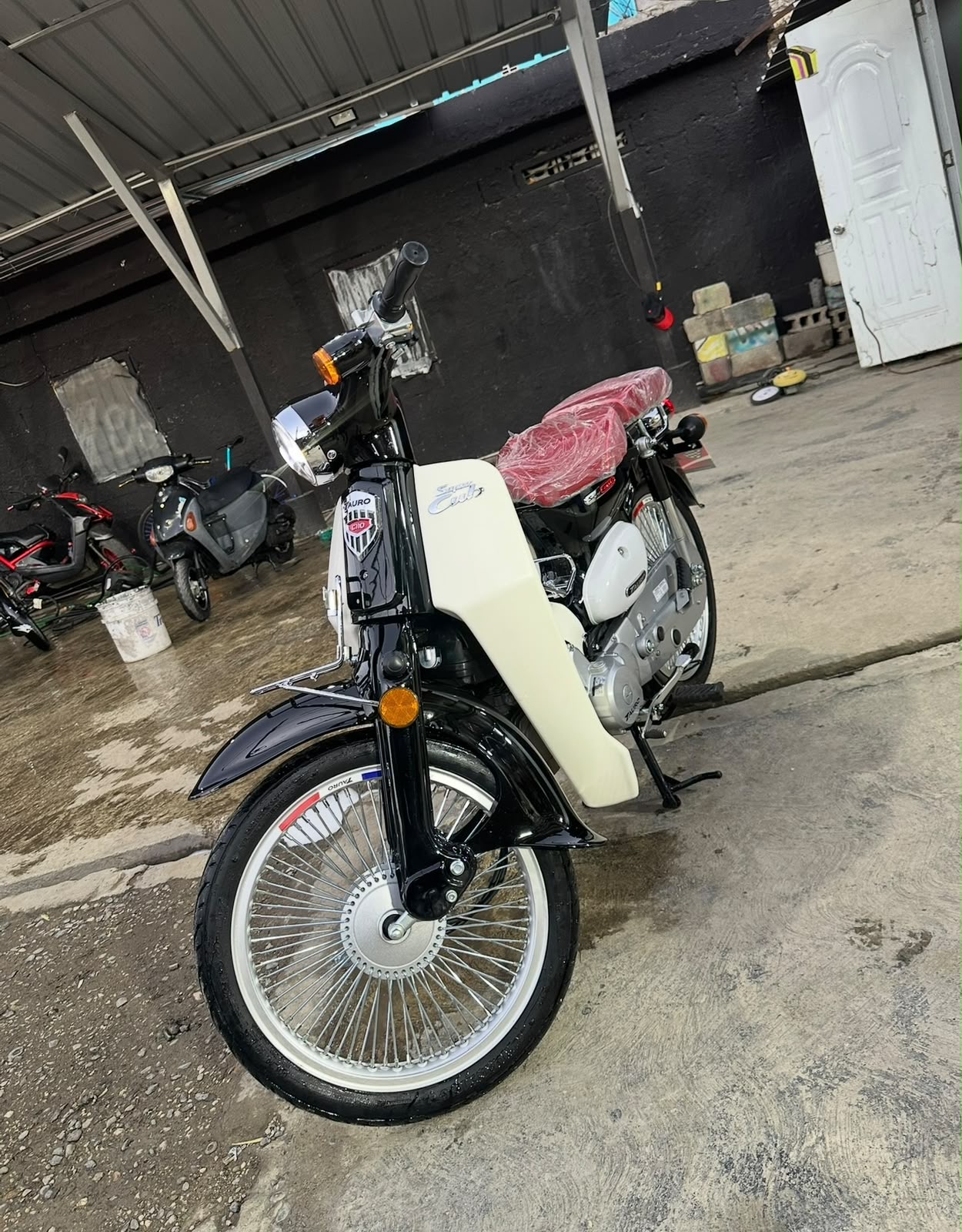 Motos - Tauro
70,000 negociable 
809-637-9760