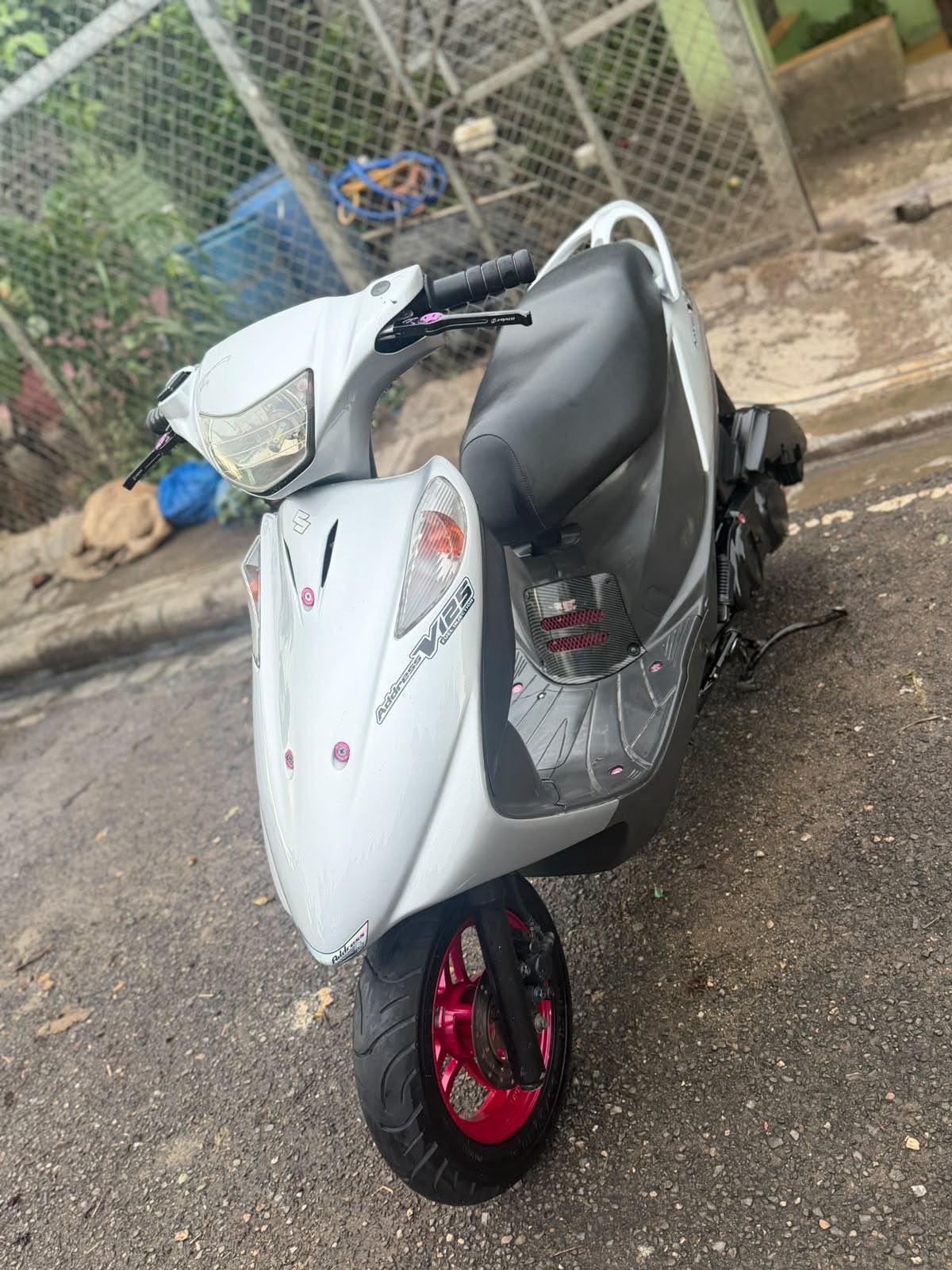 Motos - Uña Suzuki adres 
95 negociable 
82951