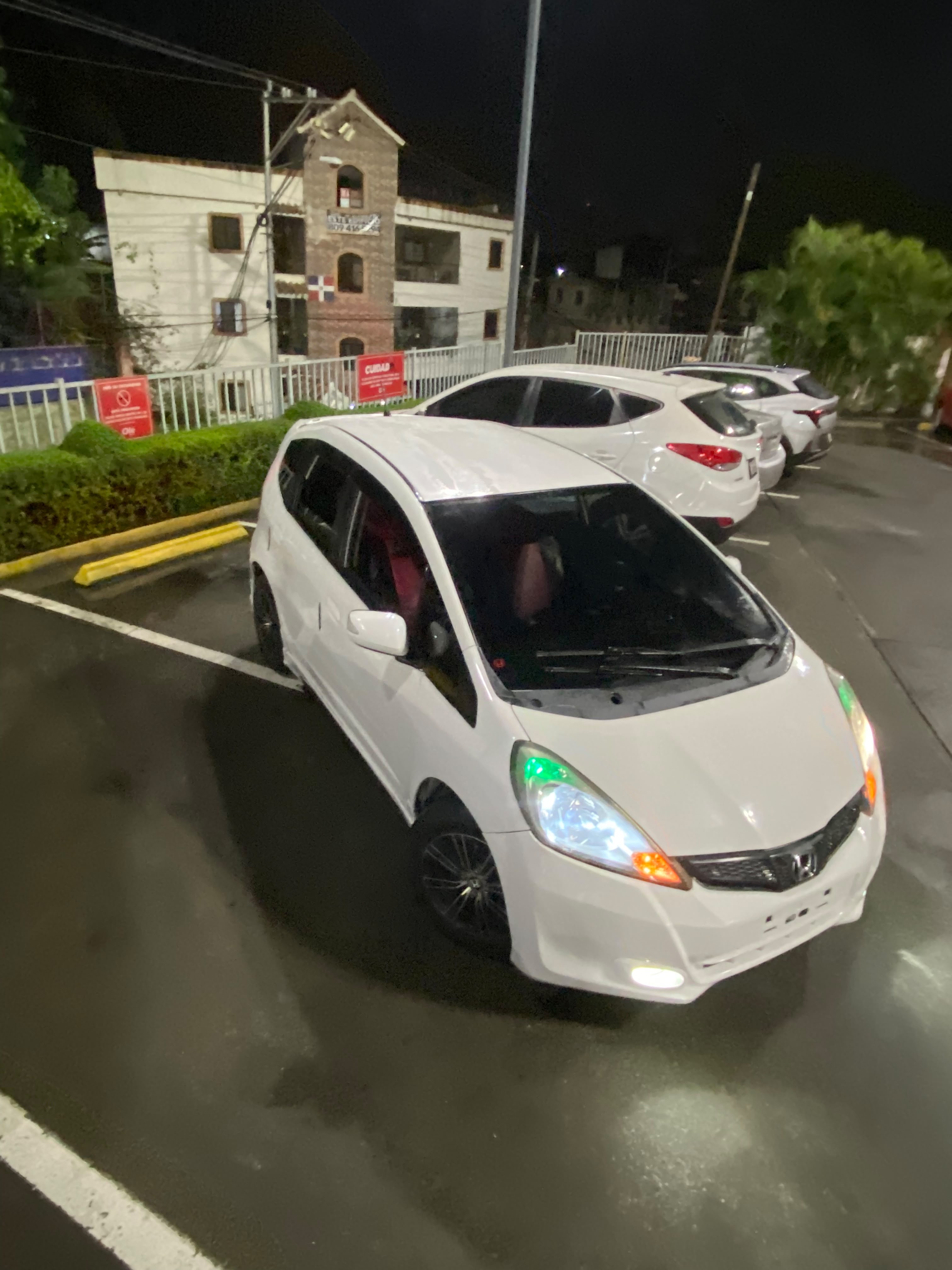 Autos - -Descipcion
-Honda Fit 2012  FULL
-Bom