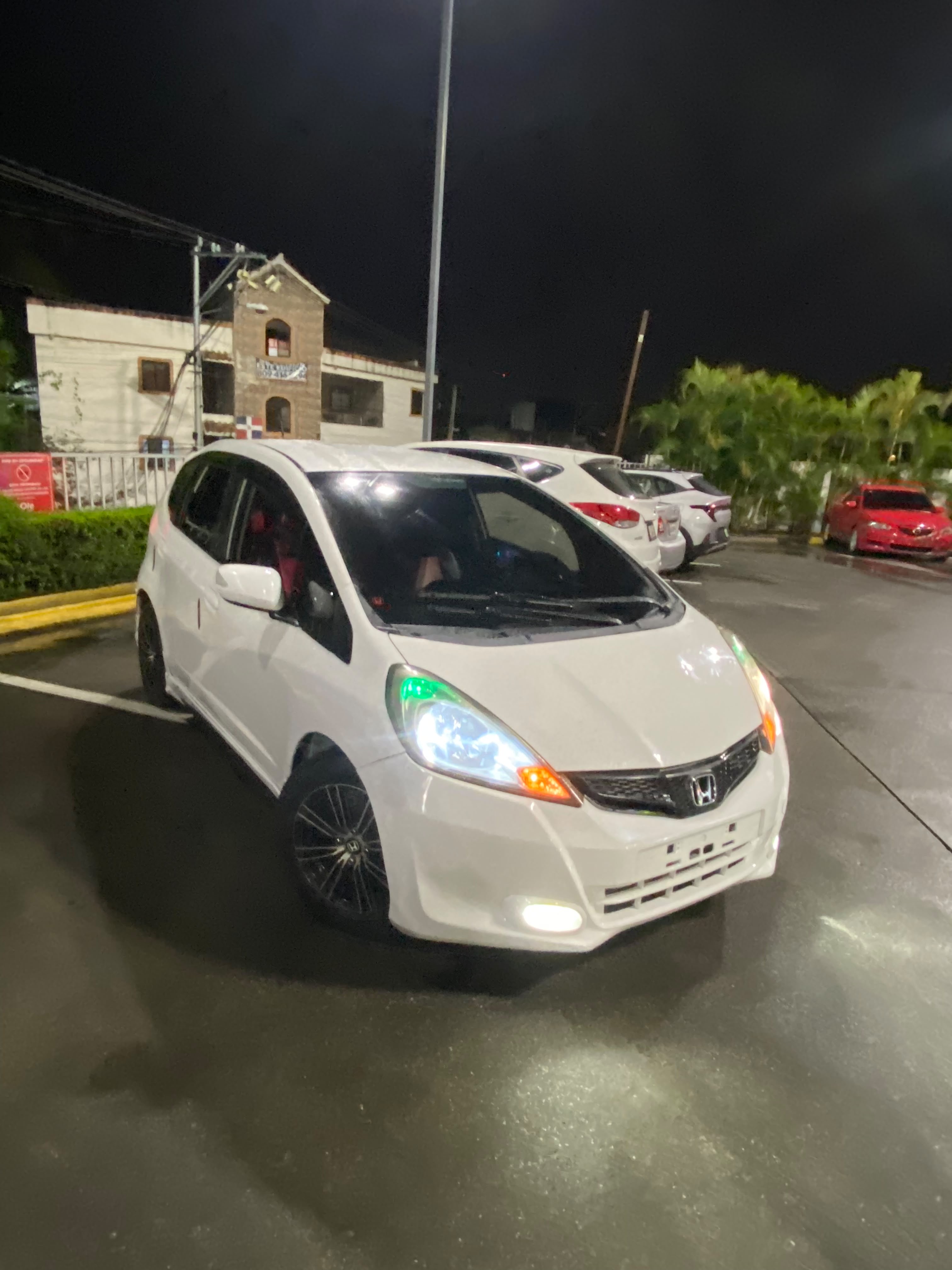 Autos - -Descipcion
-Honda Fit 2012  FULL
-Bom