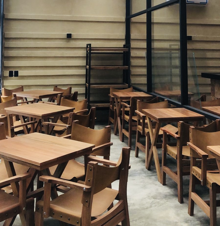 50 sillas, 17 Mesas para Restaurantes, Madera Jequitiba Brasileña y Cuero