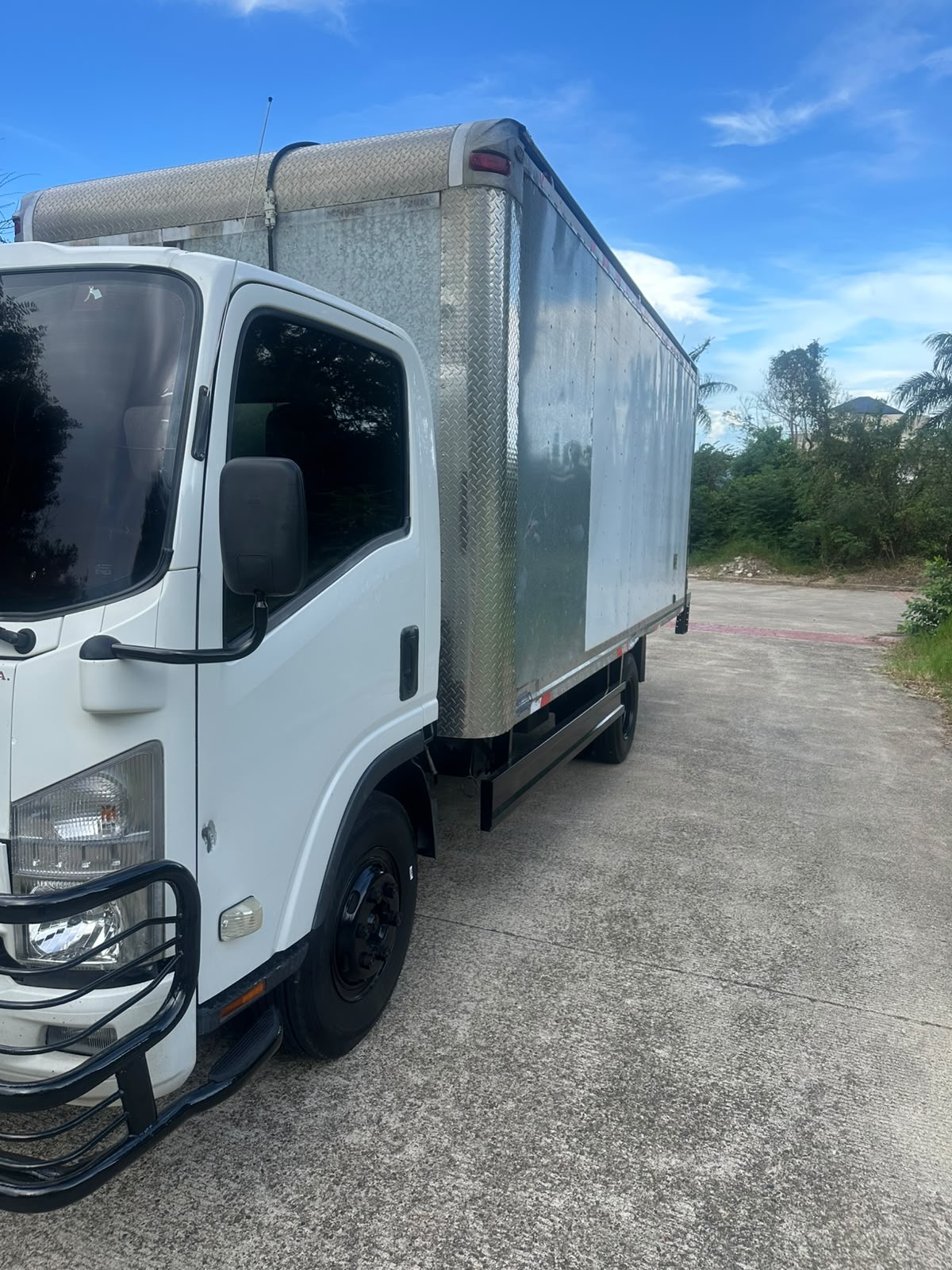 Camiones - marca Isuzu mecánico de 18 píes,  precio