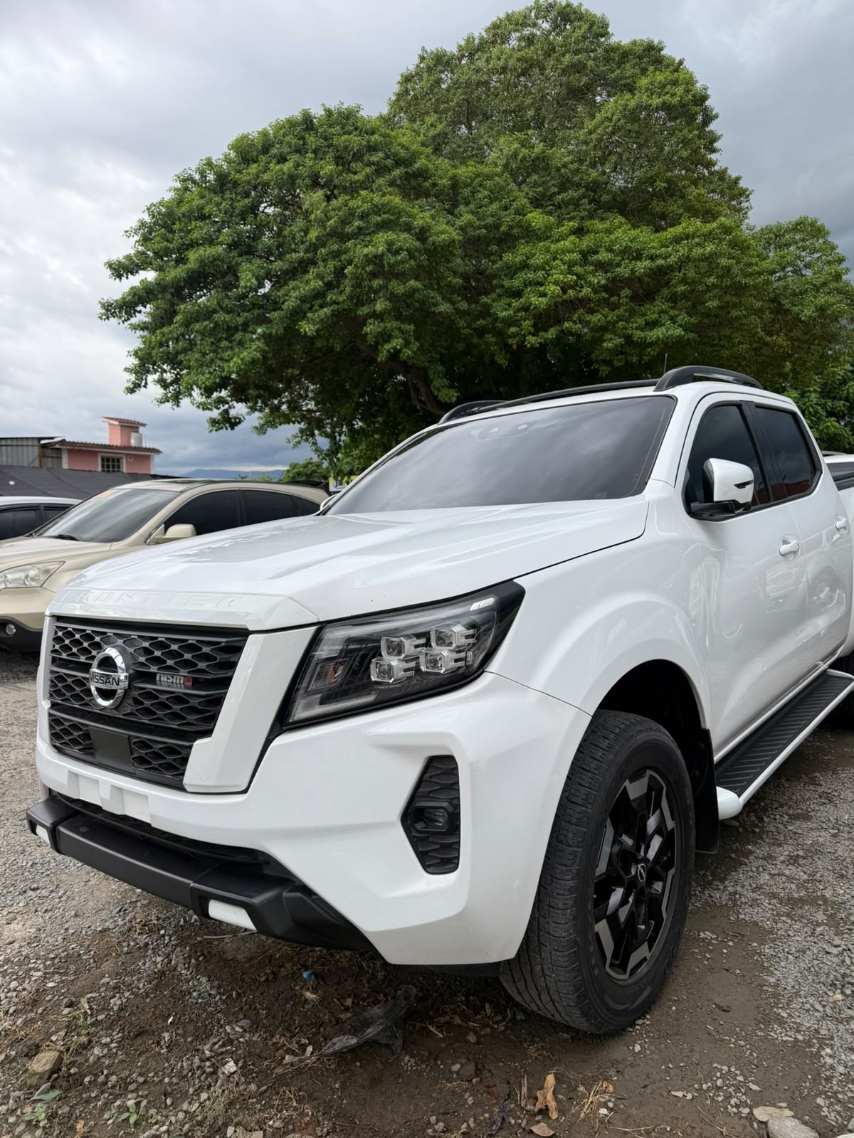 Autos - Nissan Frontier LE 2022 
102,000km 
US