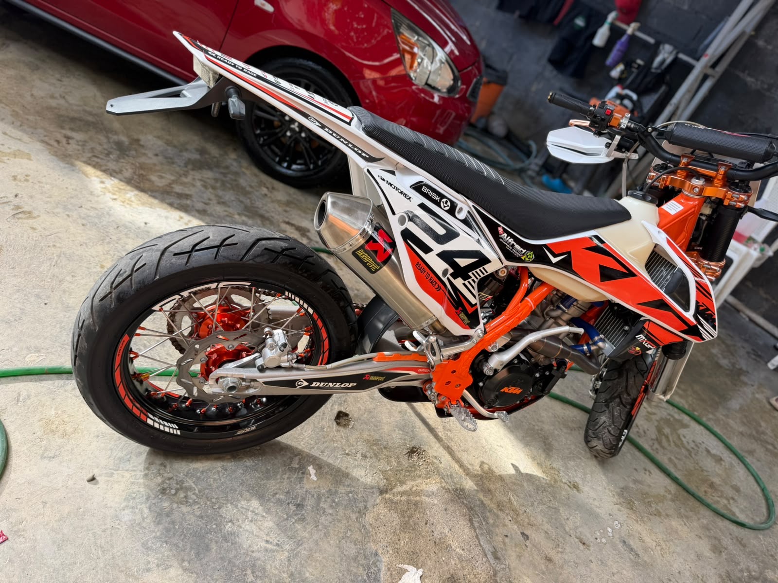Motos - Marca 4k 
Precio:5300 dólares 
Número